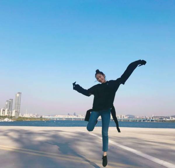 减龄秘籍学谭松韵穿出少女感,冬季怎么扎头发减龄又好看少女