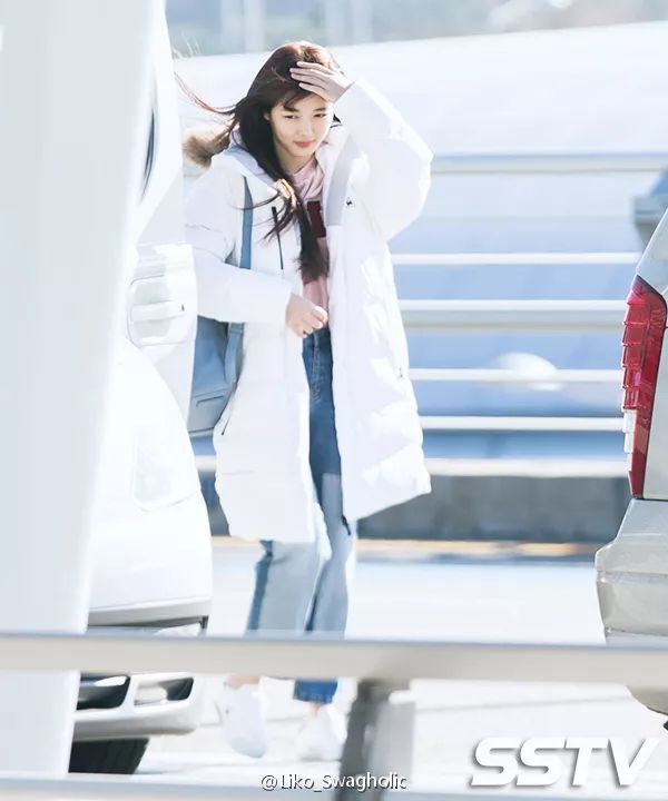 减龄秘籍学谭松韵穿出少女感,冬季怎么扎头发减龄又好看少女