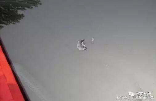 车玻璃砸了一个印子怎么办,车玻璃被石子弹出坑