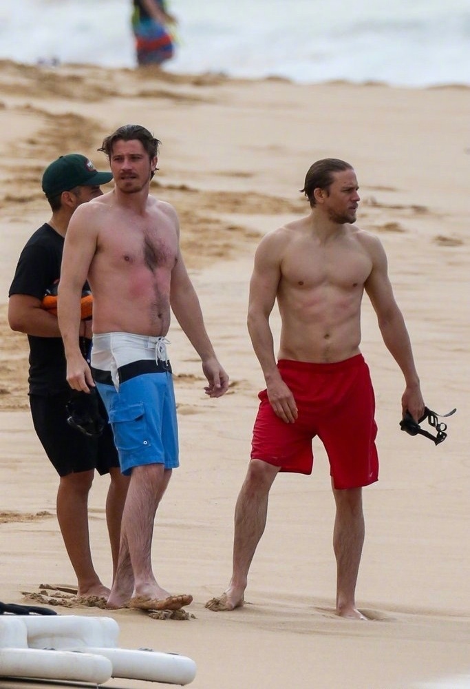 辣眼睛！大本、查理汉纳姆等海边嬉戏袒胸露乳上演男神肉体盛宴