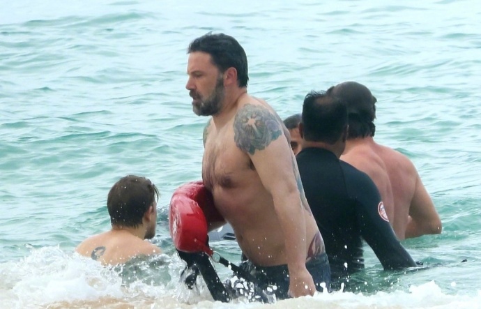 辣眼睛！大本、查理汉纳姆等海边嬉戏袒胸露乳上演男神肉体盛宴