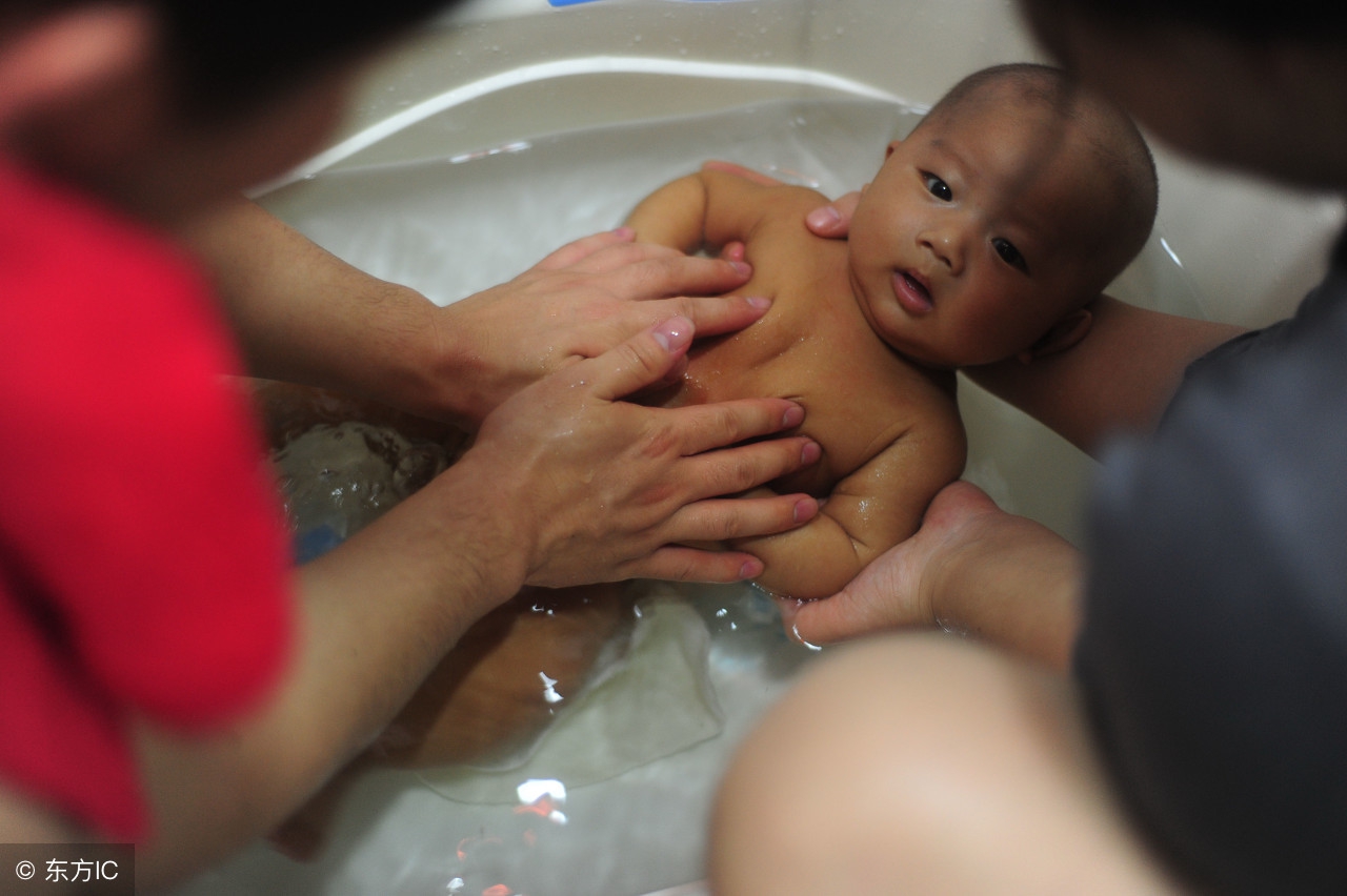 孕妇在海中发现肚子突然憋了，低头一看孩子已出生，网友都看呆了