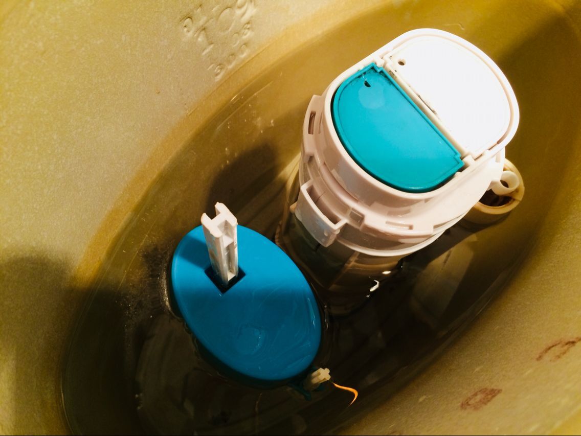 马桶漏水不换法兰打密封胶,马桶水箱不出水找师傅维修多少钱