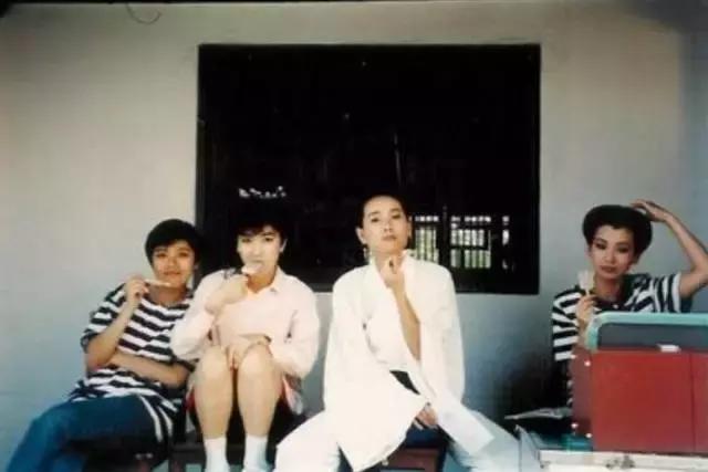 站着的霍金的照片,希拉里和霍金