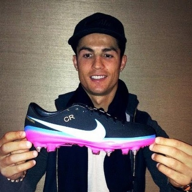 c罗足球鞋耐克无鞋带,c罗出道第一球