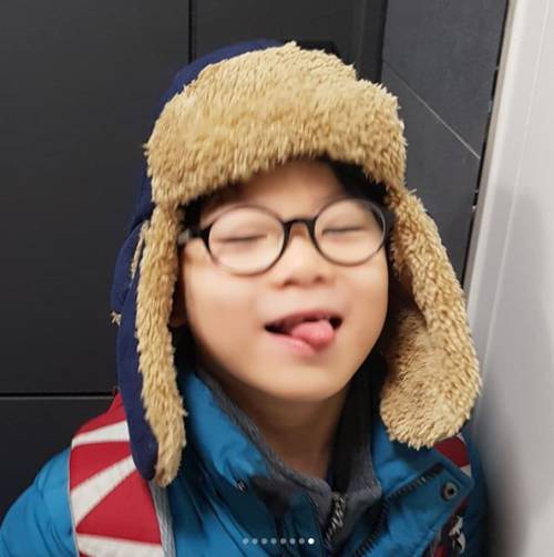 大韩民国万岁露脸,大韩民国万岁穿演出服