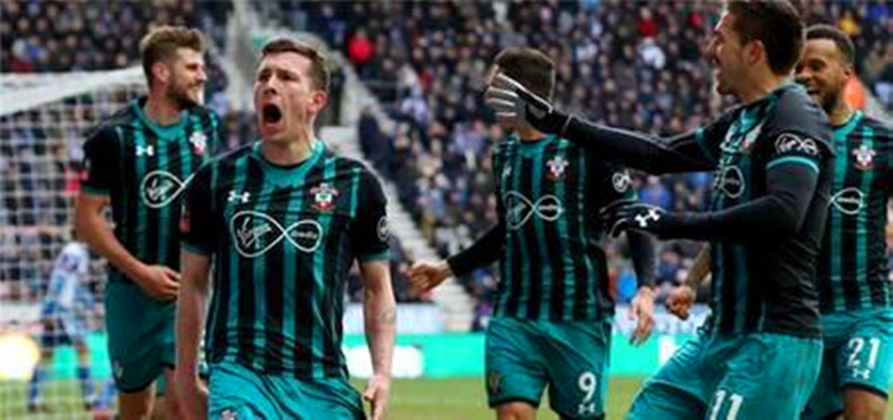 GIF！快乐过后又痛又囧！英超大将庆祝进球尥蹶子踢中队友*处私**