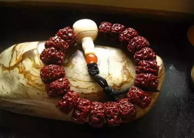 男士可以戴朱砂手串吗,男士右手戴手串的讲究