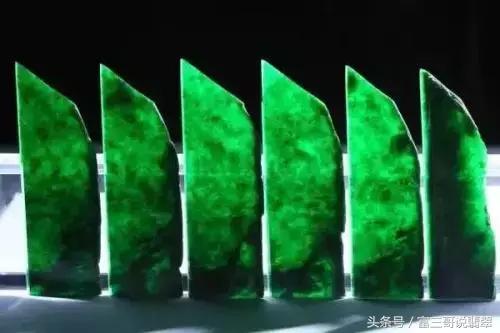 这种绿不叫帝王绿，这是翡翠中的薄水料、挖底货？