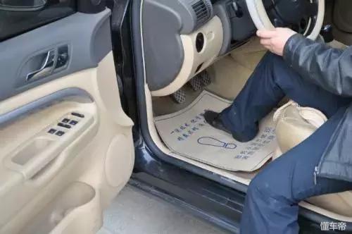 车主必看！车顶贴了这种东西，出了事你要负全责！