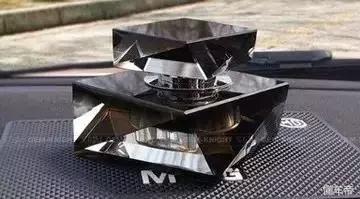 车主必看！车顶贴了这种东西，出了事你要负全责！