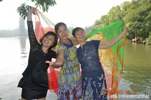 阿姨们照相带7条丝巾上热搜，网友大军忍不住晒出自家妈妈
