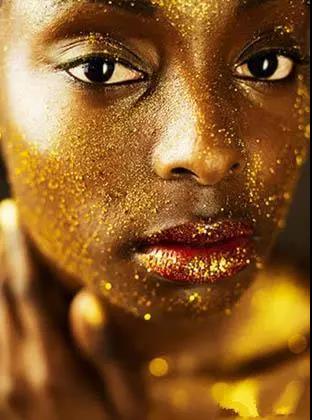 金子总是发亮的,贴在脸上是不是更亮?这个想法很壕