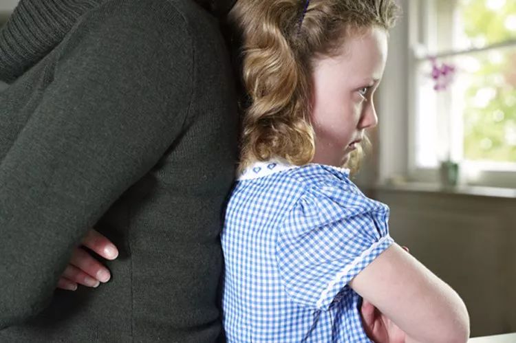 儿子把妈妈气哭爸爸应该怎么做,青春期女儿把妈妈气哭了