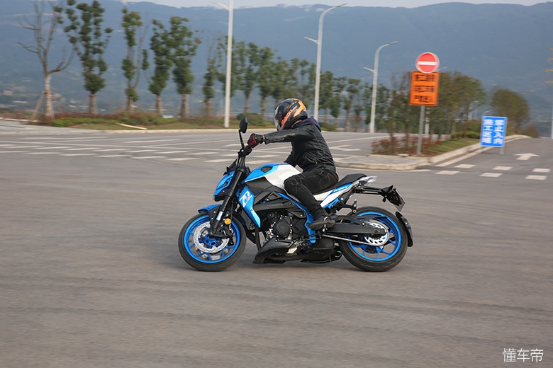 新感觉250单缸极速测试,新感觉250百公里加速实测