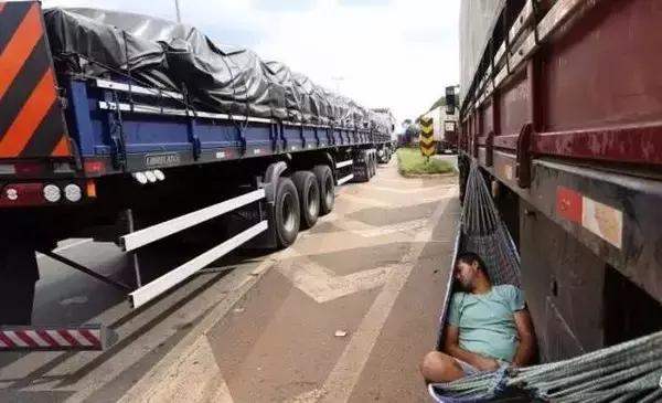 大腿上布满烟蒂疤痕，50多岁货车司机竟然做了这种事