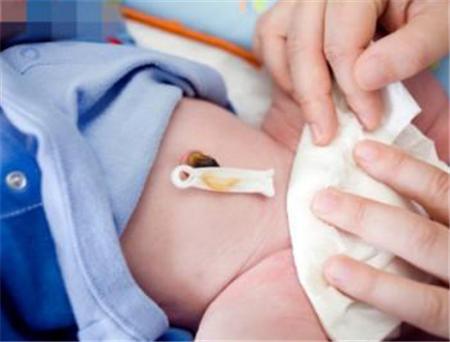 小婴儿这四个地方不要洗的太干净,宝宝这7个部位需要细心呵护