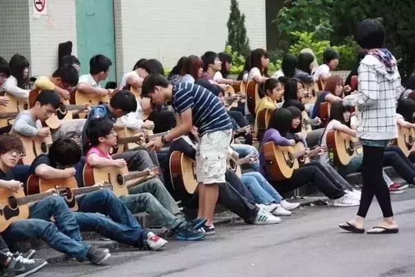 找个吉他老师有用吗,找个学习吉他的老师有推荐吗