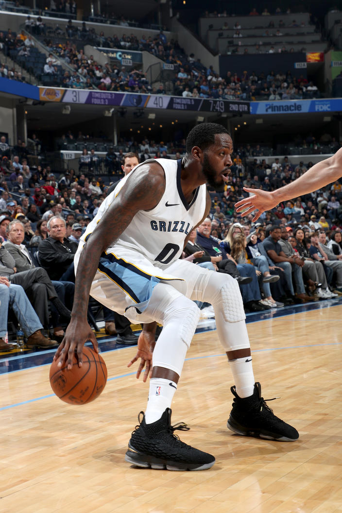 太阳总……有喜欢穿风骚球鞋的球员，走了一个塔克，冒出俩控卫…