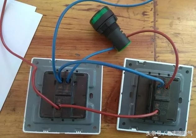 两个开关控制一个灯泡接线方法,两个普通开关控制一个灯怎么接线