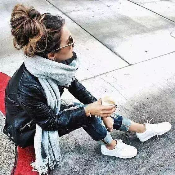 教你个生活小妙招，这样洗出来的白袜子跟新的一样