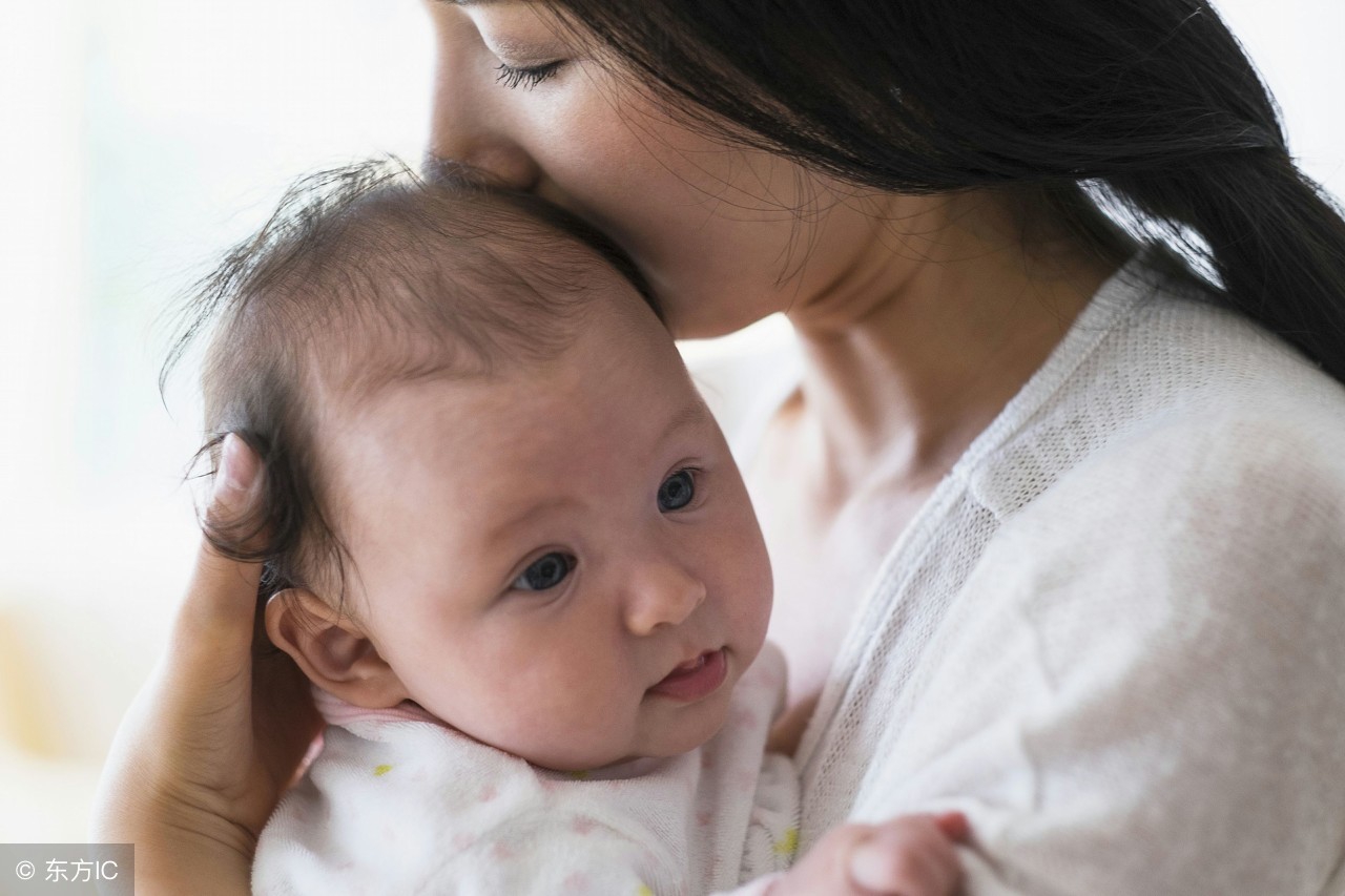 抱孩子抱得腰酸背痛?那是因为你没get正确的抱孩子姿势!