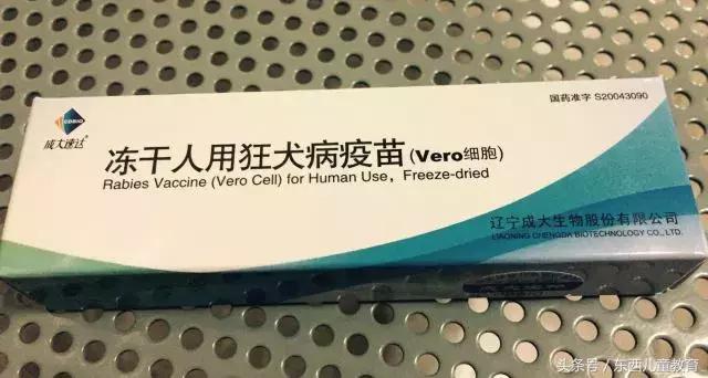 和女儿在小区散步被邻居的宠物狗咬了,划破皮都一定要去打针!