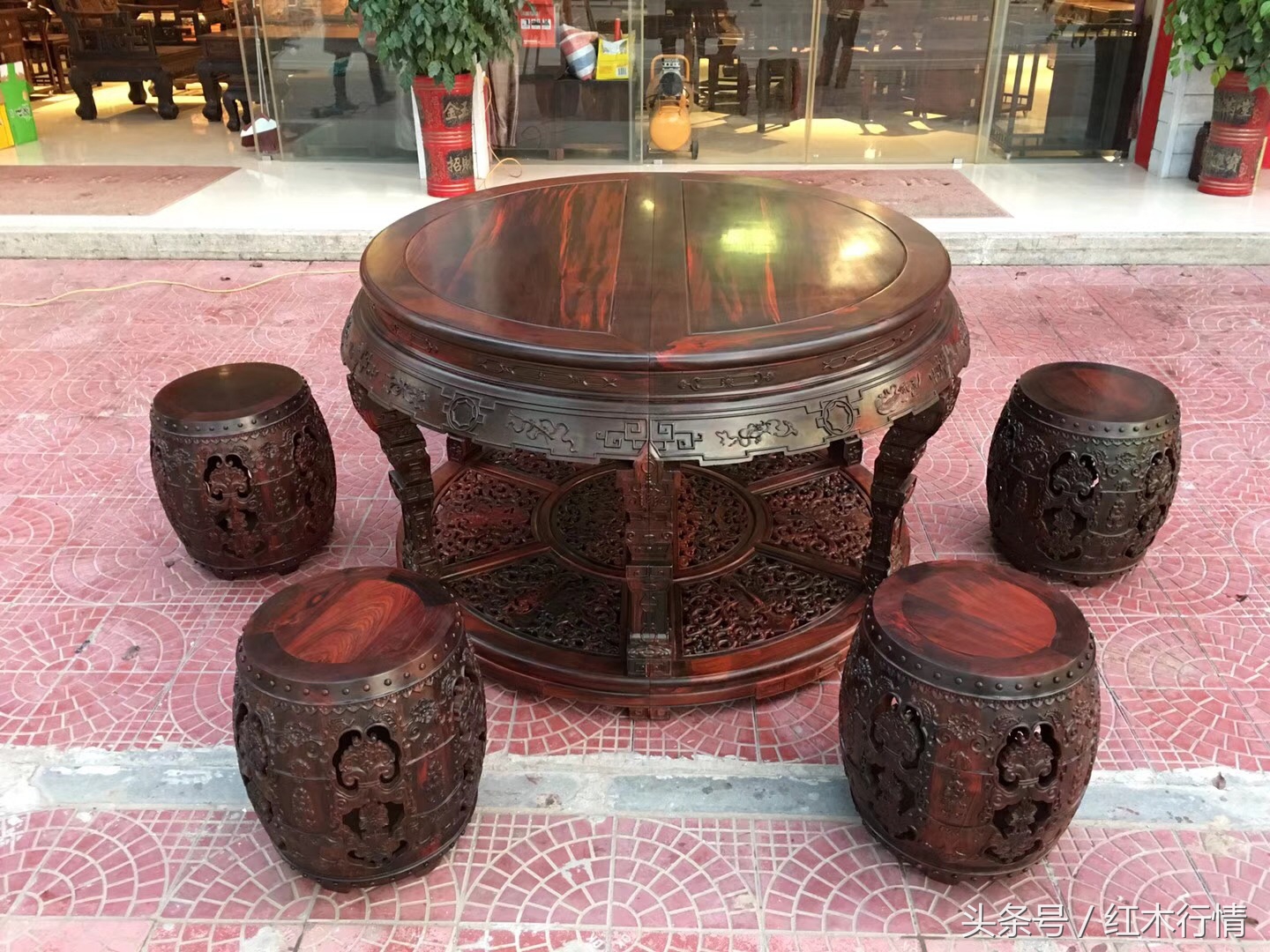 最流行的红木餐桌,哪种红木餐桌最实用好看