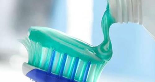 衣服上有牙膏怎么快速清理,生活小妙招清洁衣服上的黄渍