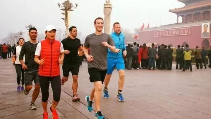 厨子,要么真诚点,要么把手从孩子们身上拿开!