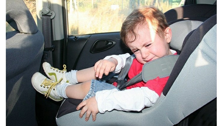 新生儿坐安全座椅抗拒吗,让宝宝坐安全座椅的好处