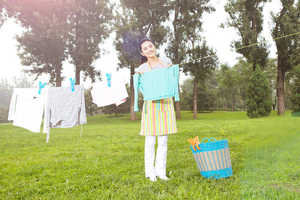 衣服上的顽固汗渍和霉渍怎么去除,有霉点汗渍的衣服怎么洗