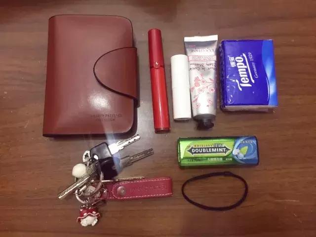 翻包行动|我居然在职场精英小姐姐的包里发现了。。。