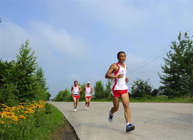 马拉松跑步技巧训练方法,业余马拉松训练方法