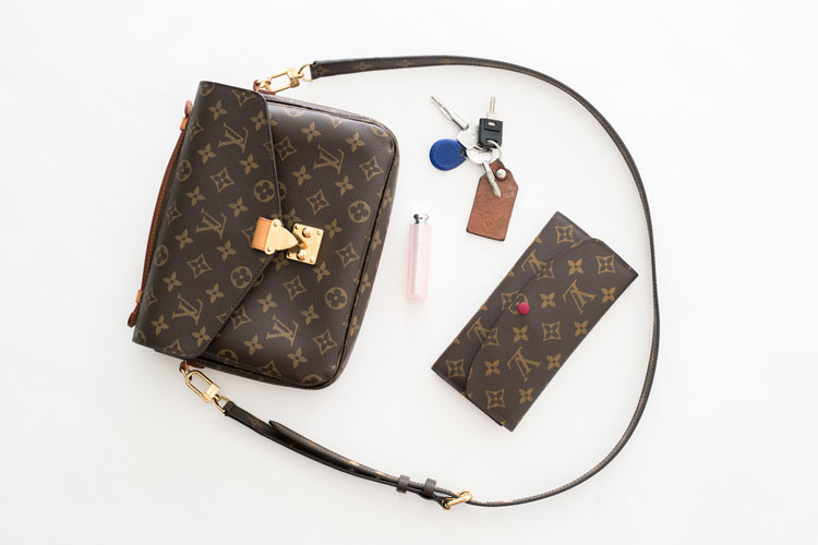 我们翻遍了300名员工的私人包价值¥100000000没别的就是壕！