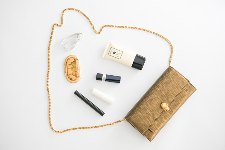 我们翻遍了300名员工的私人包价值¥100000000没别的就是壕！