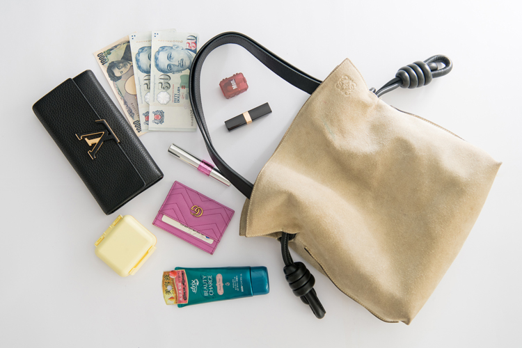 我们翻遍了300名员工的私人包价值¥100000000没别的就是壕！