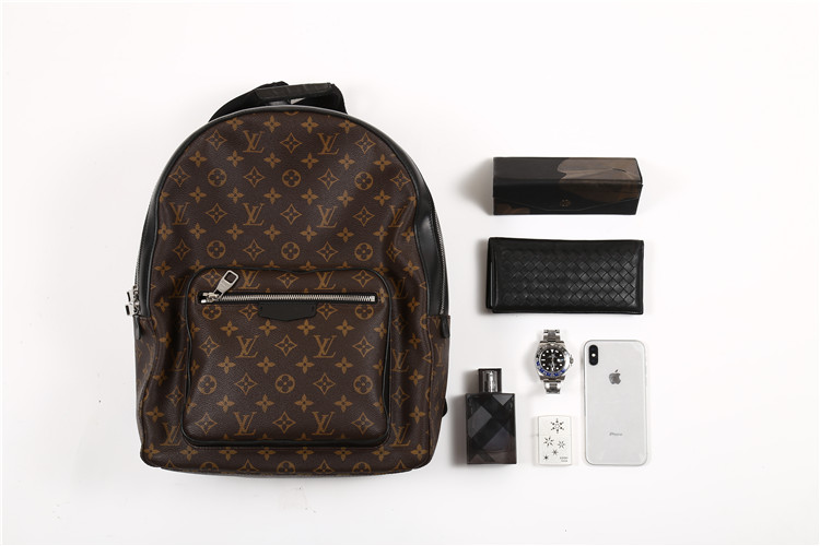 我们翻遍了300名员工的私人包价值¥100000000没别的就是壕！