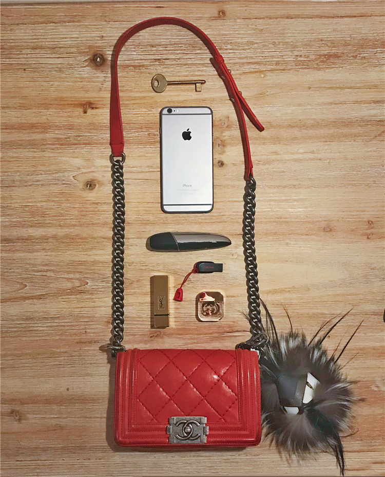 我们翻遍了300名员工的私人包价值¥100000000没别的就是壕！