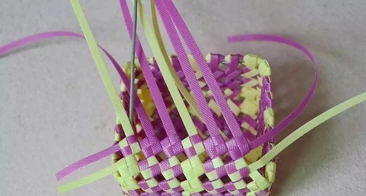 塑料带手工编织篮子收纳筐,塑料袋收纳筐