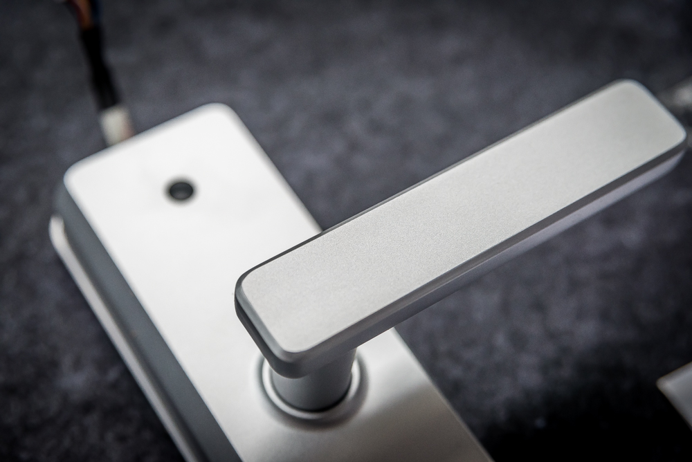 不仅能指纹识别，还可以微信开门，这款指纹锁操作666