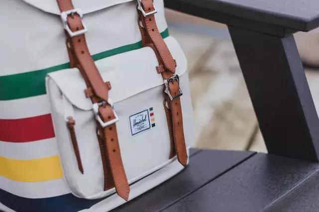 与HerschelSupply联名实属不易,但这个中国品牌做到了