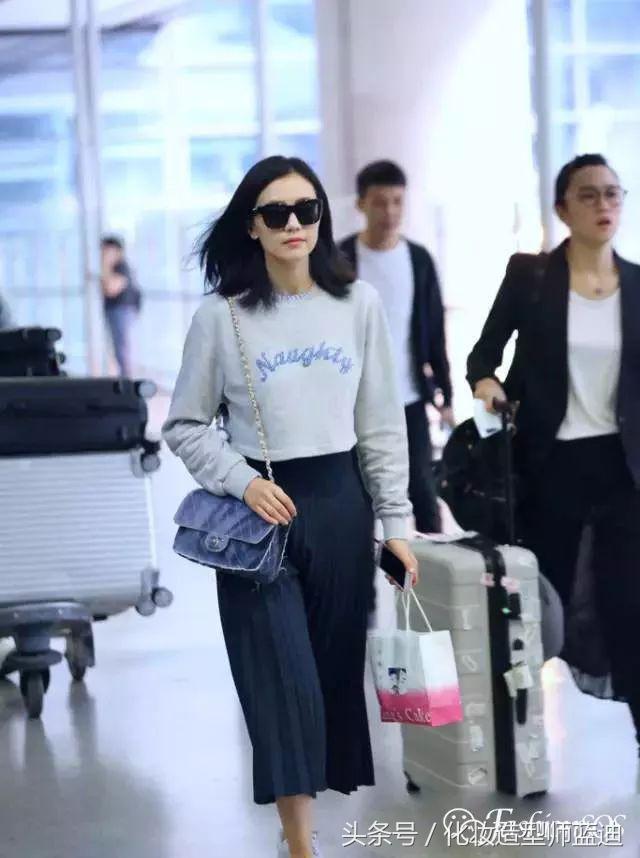 圆领卫衣长款百褶裙搭配图女款,百褶裙搭配卫衣搭配丝袜乐福鞋