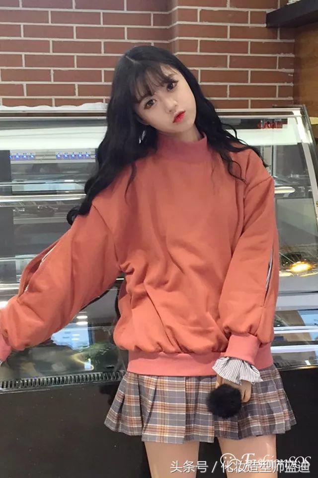 圆领卫衣长款百褶裙搭配图女款,百褶裙搭配卫衣搭配丝袜乐福鞋