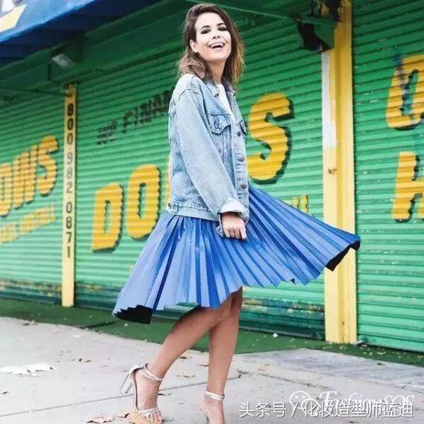圆领卫衣长款百褶裙搭配图女款,百褶裙搭配卫衣搭配丝袜乐福鞋