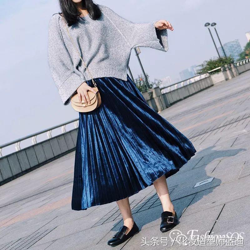 圆领卫衣长款百褶裙搭配图女款,百褶裙搭配卫衣搭配丝袜乐福鞋