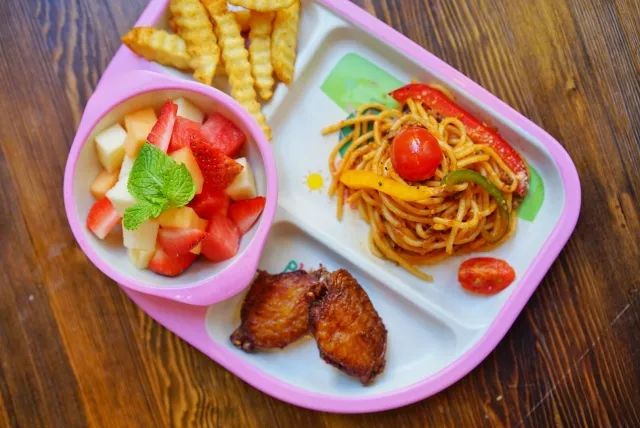 揭秘“X”餐吧，不仅美食份量MAX，鸡尾酒还花样百出！