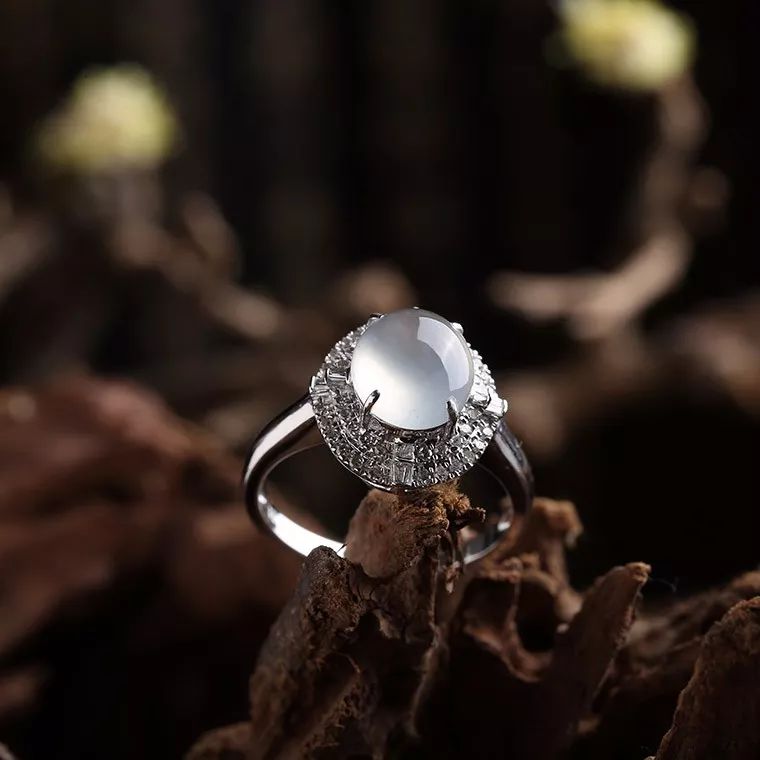 戴翡翠戒指对身体有什么好处,翡翠戒指戴什么寓意好呢