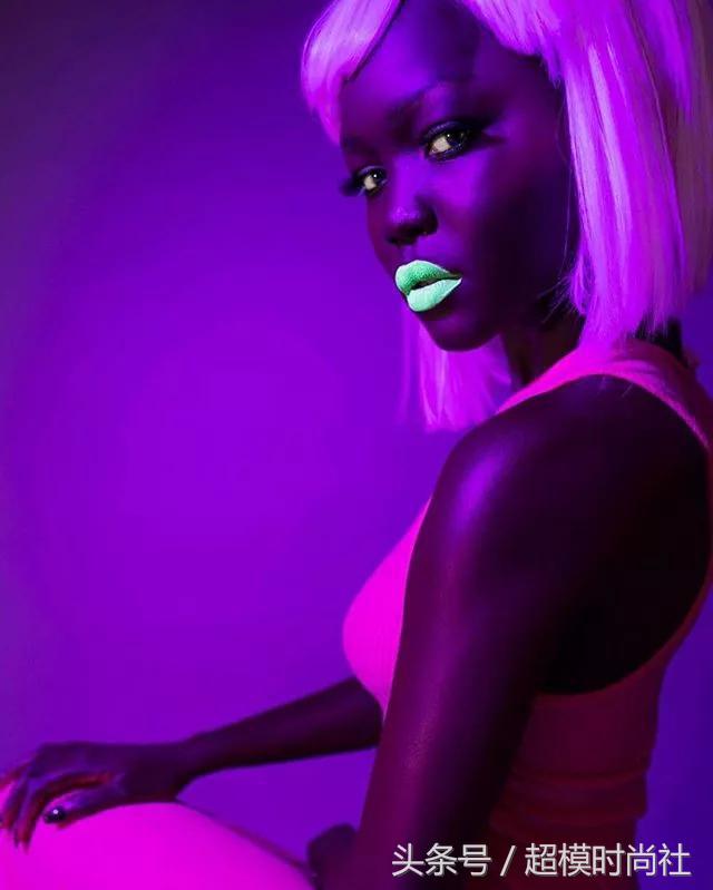 她连牙龈都是乌黑的!但她却敢反歧视,活成INS大热的模特女王
