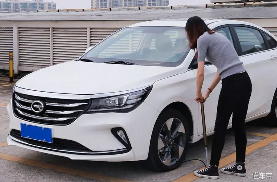 轮胎不够力怎么办,汽车轮胎漏气是充气还是换备胎